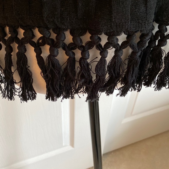 Anthropologie V-neck ribbed sweater with fringe trim - Picture 2 of 6